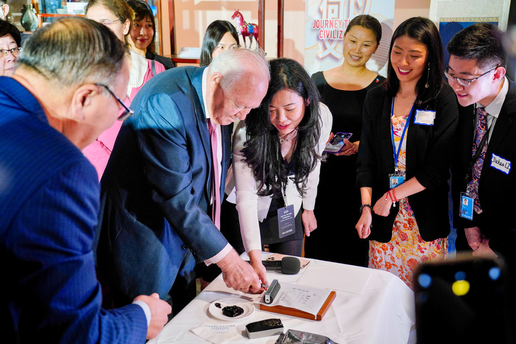 联合国不同文明联盟高级代表莫拉蒂诺斯(左二)在“何以文明”特展上体验中国的活字印刷术。